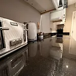 Deluxe 2-bed On Park Square, 公寓 *