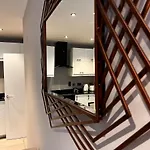 Deluxe 2-bed On Park Square,