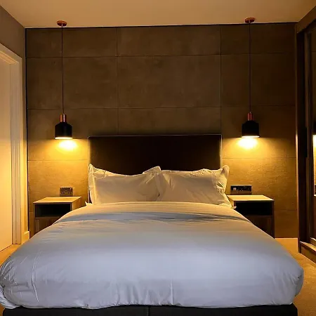 Apartment Deluxe 2-bed On Park Square,