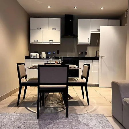 Deluxe 2-bed On Park Square, 아파트 *