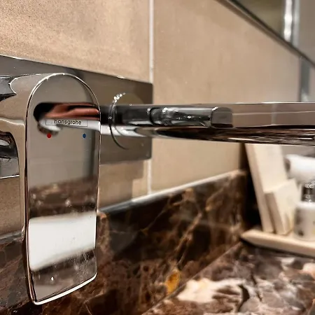 Deluxe 2-bed On Park Square,