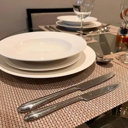 Deluxe 2-bed On Park Square, 利兹