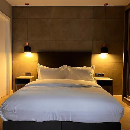 Deluxe 2-bed On Park Square, 利兹