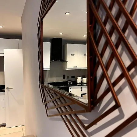 Deluxe 2-bed On Park Square,