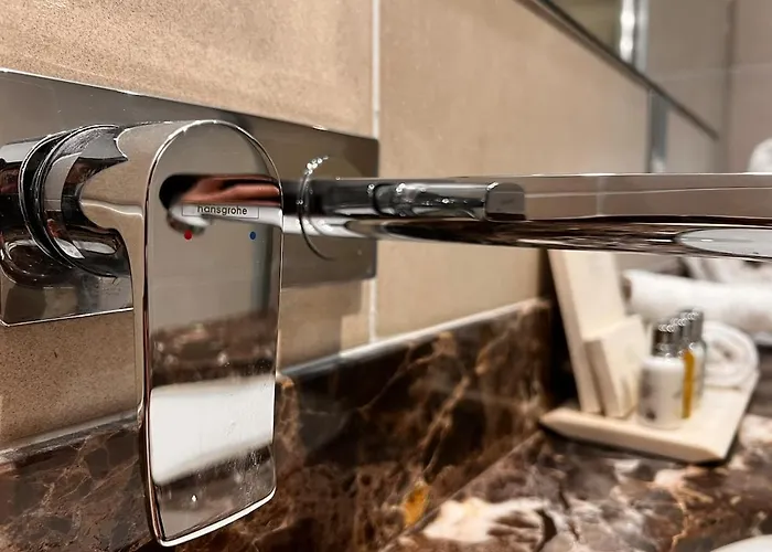 Deluxe 2-bed On Park Square,