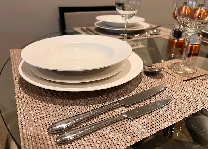 Deluxe 2-bed On Park Square, 利兹