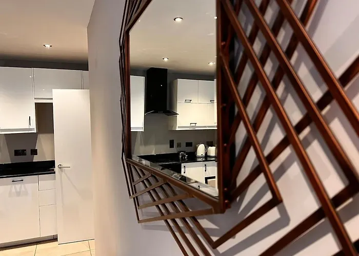 Deluxe 2-bed On Park Square,